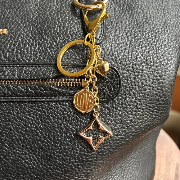 New LOVE and CLOVER Bag Charm Gold Tone💕 - Picture 5 of 7